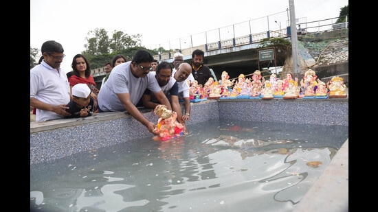 The MPCB head office on Thursday issued a letter instructing all its regional offices across the state to issue guidelines to local bodies in their jurisdiction to follow the Central Pollution Control Board (CPCB) rules of May 2020 for idol immersion. (HT PHOTO)