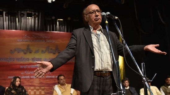 Renowned lyricist and urdu poet Nida Fazli .(HT FILE PHOTO)