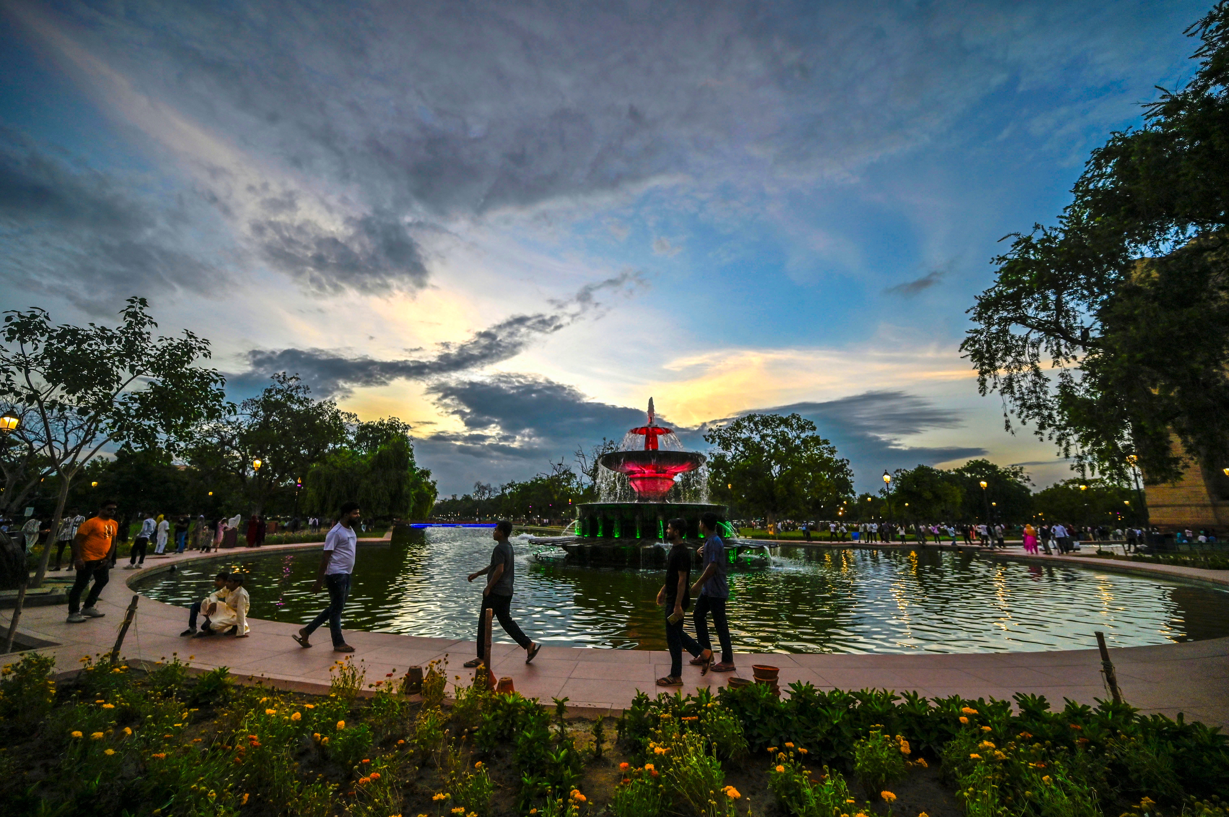 Here's how Delhiites turn touristy when the heaven's shower blessings with good AQI.(Photo: Raj K Raj/HT)