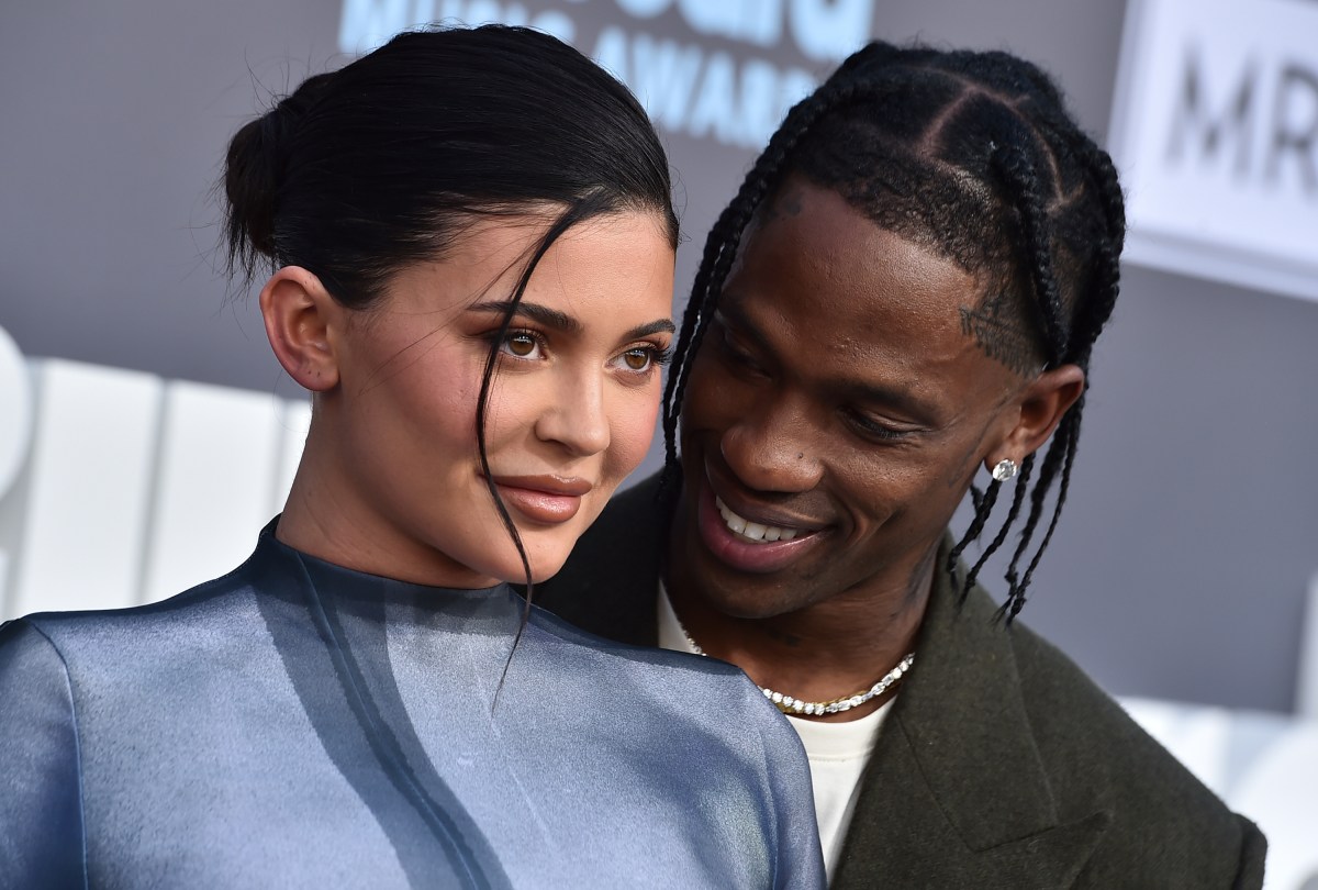 Kylie Jenner y Travis Scott en tiempos más felices (Foto: X)