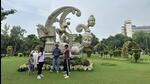Actors of Dreams Drama Theatre currently warming up in front of the new sculpture —Arshika, Sameer, Anmol, Rahul, Ritu and her son Yuvansh. (HT Photo) Actors of Dreams Drama Theatre currently warming up in front of the new sculpture —Arshika, Sameer, Anmol, Rahul, Ritu and her son Yuvansh. (HT Photo)
