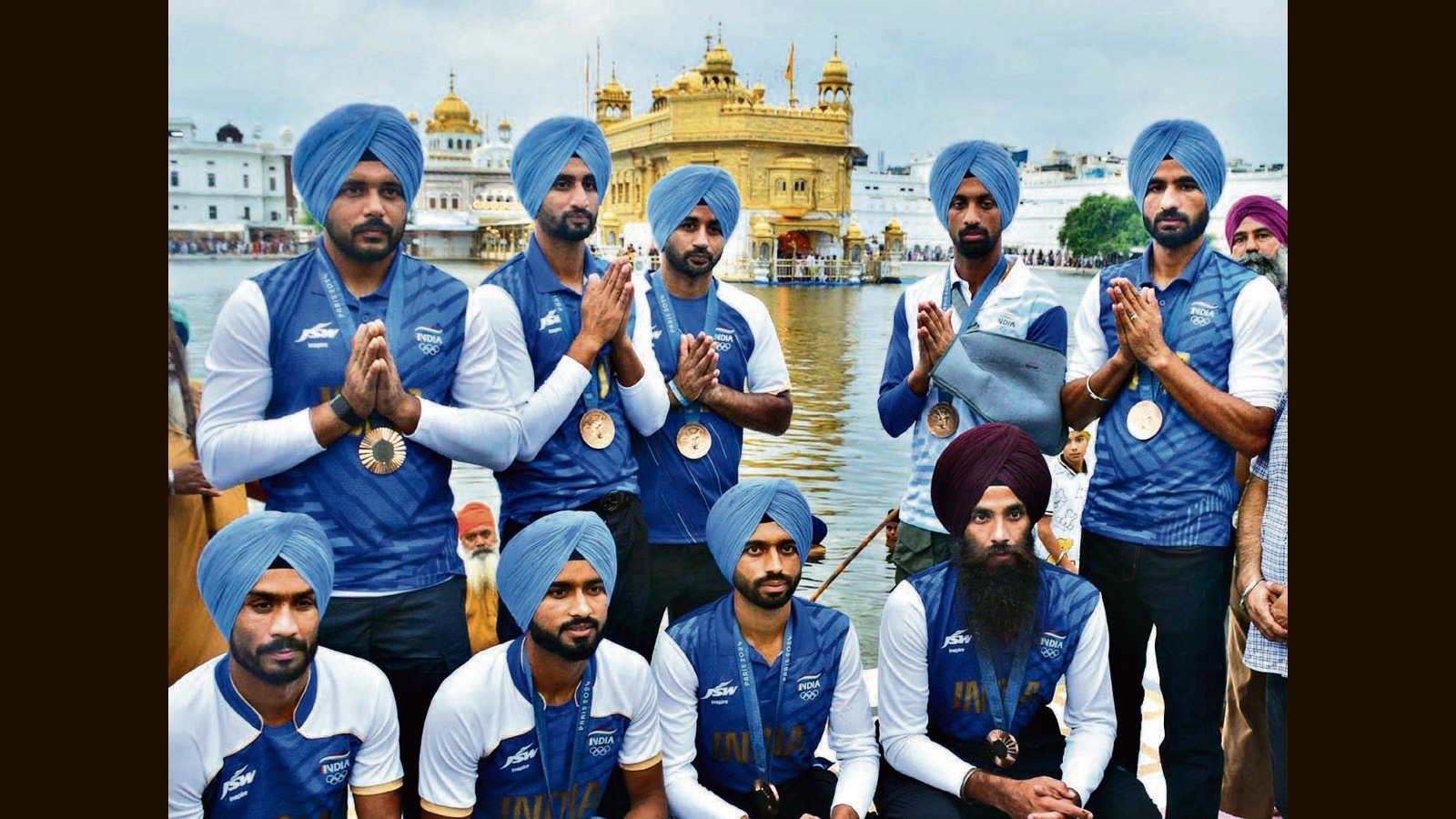 Hockey players receive enthusiastic welcome at Amritsar airport