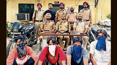 Accused who were hatching a conspiracy of robbery in the custody of police in Ludhiana. (HT Photo)