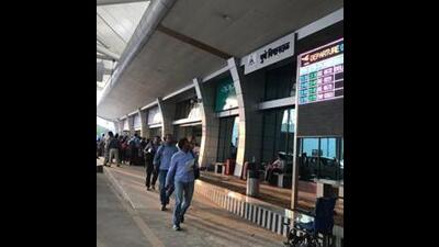 At times, flights are given ‘go around’ instructions and they hover over the airport till they receive instructions to land. (HT PHOTO) At times, flights are given ‘go around’ instructions and they hover over the airport till they receive instructions to land. (HT PHOTO)