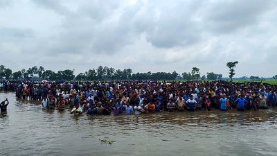 Bangladeshi nationals gathered at the international border at Sitalkuchi in Cooch Behar on Friday in an attempt to enter India. (HT_PRINT) Bangladeshi nationals gathered at the international border at Sitalkuchi in Cooch Behar on Friday in an attempt to enter India. (HT_PRINT)
