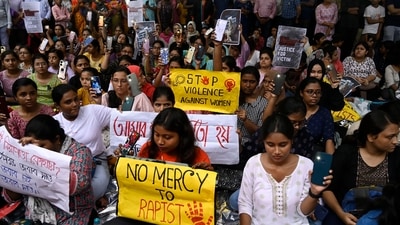 Junior doctors, PGT doctors, house staff, interns, other medical professionals start indefinite cease work protest by lighting mobile torch over the alleged rape and murder of a PGT woman doctor at R G Kar Medical College & Hospital in Kolkata, India, on Saturday, August 10, 2024. (HT Photo/ Samir Jana)