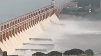 Gate no 19 of the dam collapsed after snapping of the chain link (Twitter Photo)