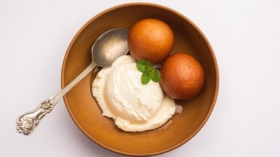 Gulab jamun with ice cream (Shutterstock)