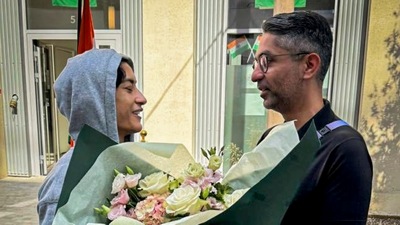 Olympics gold medalist Abhinav Bindra meets wrestler Vinesh Phogat. (PTI) Olympics gold medalist Abhinav Bindra meets wrestler Vinesh Phogat. (PTI)