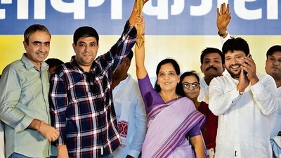 Sunita Kejriwal, wife of Delhi CM Arvind Kejriwal, during the ‘Badlaav Jan Sabha’, in Hisar on Sunday. (ANI)