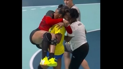 Snapshot Tamires Morena picking up the injured Angolan captain.