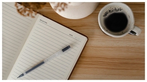Writing about the week helps to let go worries. (Unsplash)