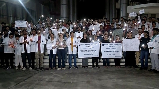 Doctors hold a candle march against the sexual assault and murder of a female postgraduate trainee doctor in Kolkata RG Kar Medical College.(ANI)