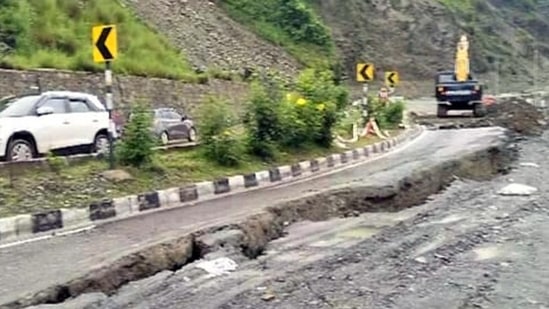 Bad condition of Mandi Kullu four lane road on NH 21 near Pandoh Dam Mandi. (Birbal Sharma/HT)