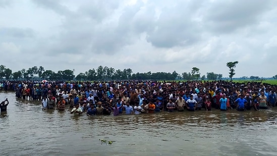 Bangladeshi nationals gathered at the international border at Sitalkuchi in Cooch Behar on Friday in an attempt to enter India.(HT_PRINT)