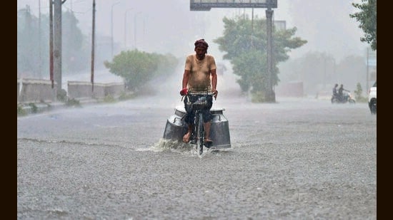Heavy rains lashed many parts of Punjab on Sunday inundating low-lying areas and causing traffic snarls besides bringing the mercury two to six notches below normal, according to the meteorological department. (Manish/HT)