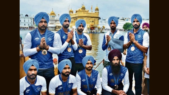 Indian hockey players pay their respects at the Golden Temple. India won its second consecutive bronze medal at the Olympics by defeating Spain 2-1. Amritsar, India, Sunday, August 11, 2024. (Sameer Sehgal/HT)