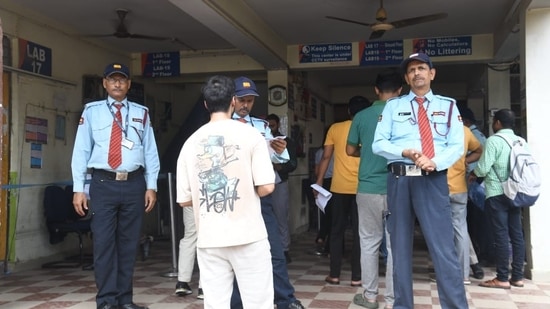 Candidates wait as they furnish their admit cards in order to appear for NEET PG 2024 exam in Patna.(Santosh Kumar)