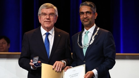 Paris 2024 Olympics - IOC Session - Main Press Centre, Paris, France - August 10, 2024. New IOC Athletes' Commission vice chair Abhinav Bindra and International Olympic Committee (IOC) President Thomas Bach during the IOC Session REUTERS/Piroschka Van De Wouw(REUTERS)