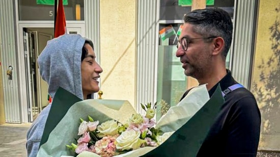 Olympics gold medalist Abhinav Bindra meets wrestler Vinesh Phogat.(PTI)