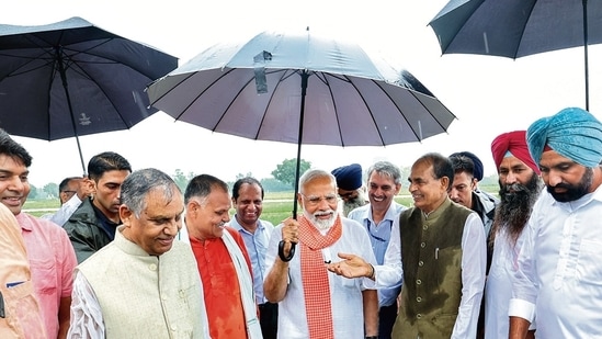 Prime Minister Narendra Modi interacts with farmers and scientists at the India Agricultural Research Institute, Pusa in New Delhi on Sunday. Union minister of agriculture and farmers' welfare Shivraj Singh Chouhan is also present. (HT)