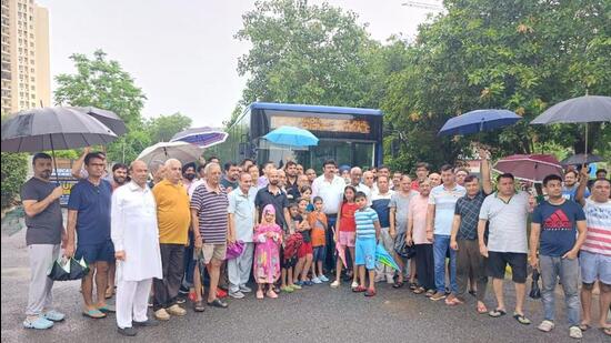 Residents gathered to inaugurate the extended bus service in Sector 92 of Sare Homes. (HT Photo)