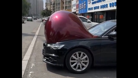 Snapshot of the "pregnant car" in China. (X/@jenniferzeng97)