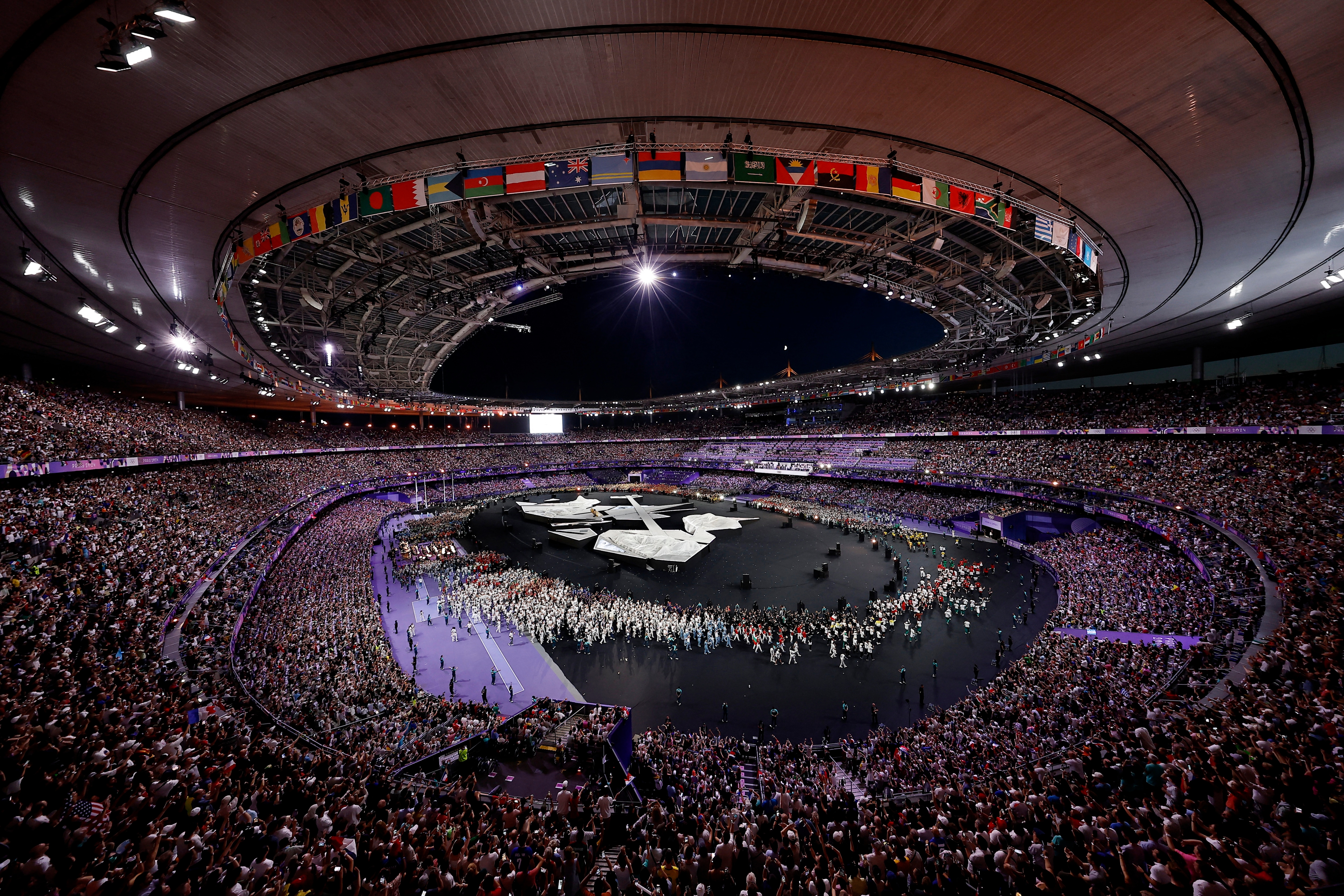 General view of athletes and volunteers during the closing ceremony (REUTERS)