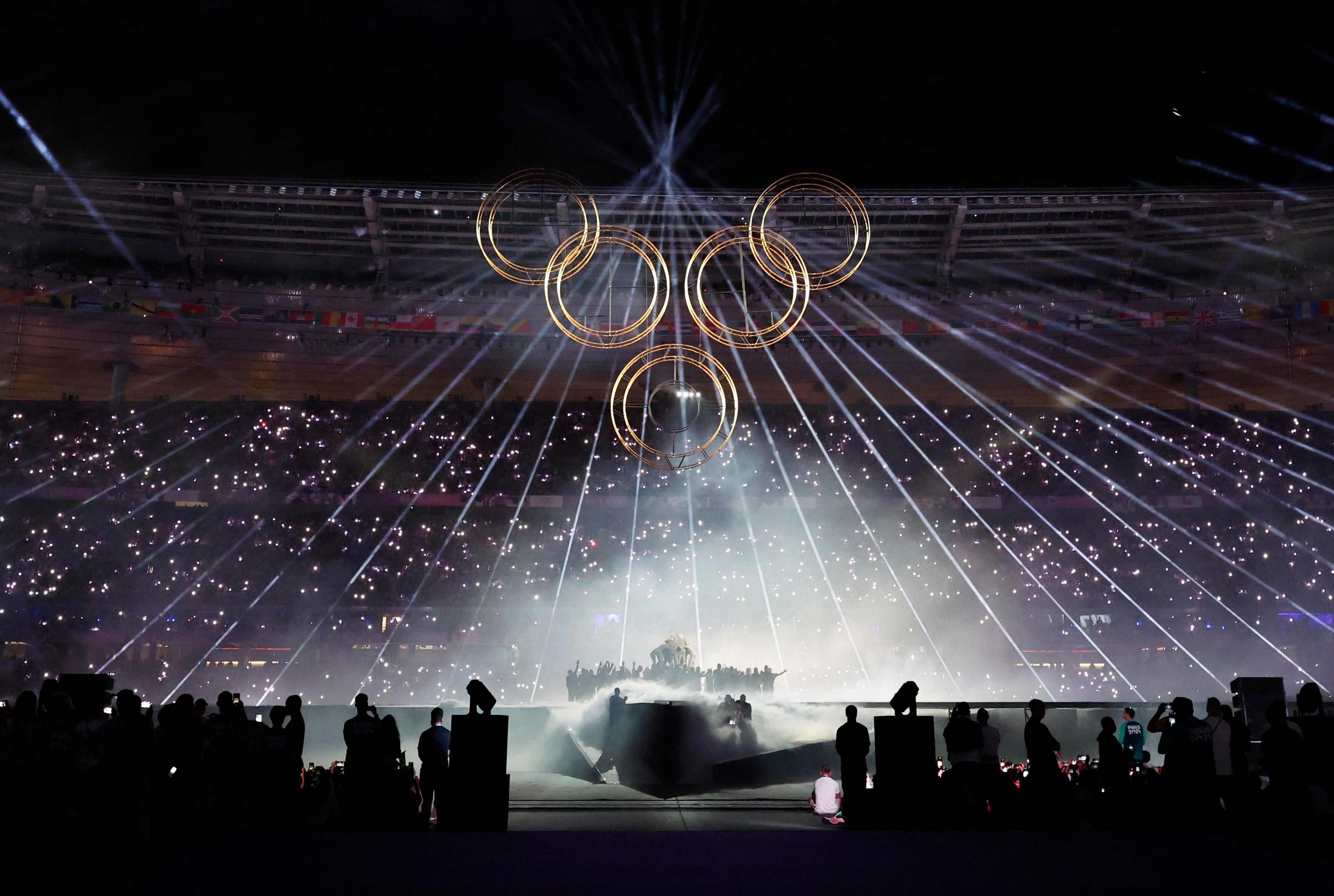 Formation and raising of the Olympic Rings during the closing ceremony (REUTERS)