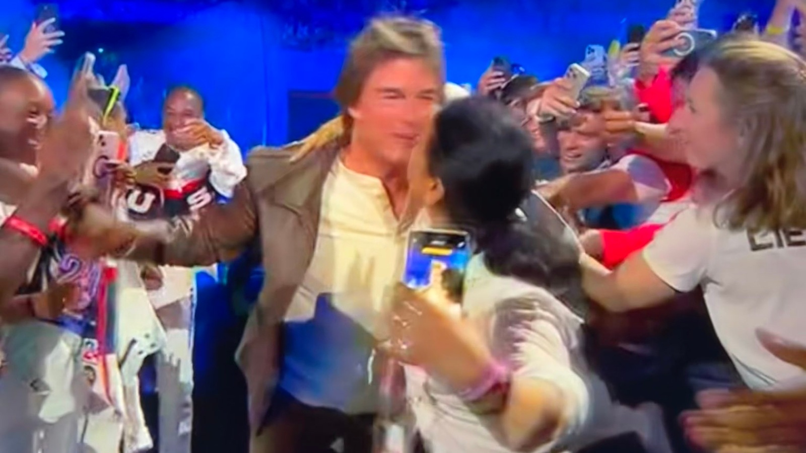 Woman grabs and kisses Tom Cruise during Olympics closing ceremony in controversial video | Trending