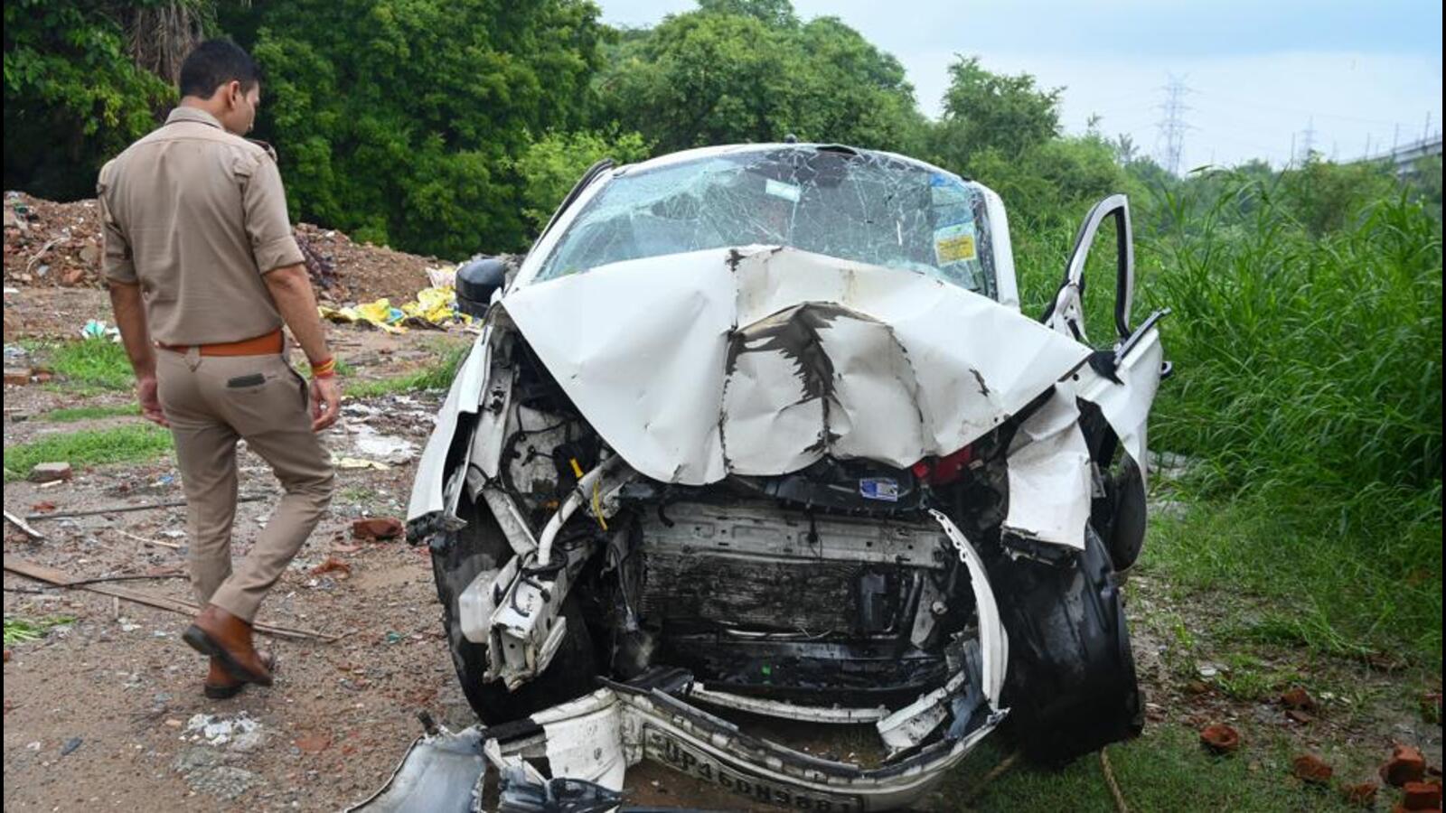 3 killed as speeding car rams into pole on Noida expressway