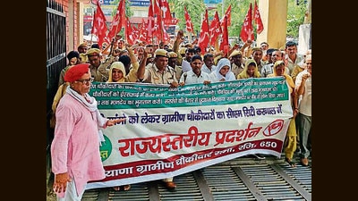 A delegation of ‘gramin watchmen’ marching to the district secretariat in Karnal. (HT File)
