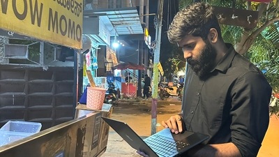 Only in Bengaluru: A man works on his laptop while waiting for food. (X/@kritikatwtss) Only in Bengaluru: A man works on his laptop while waiting for food. (X/@kritikatwtss)