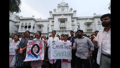 Resident doctors of Lucknow’s KGMU stage a protest and demand speedy justice in the rape and murder case of an on-duty doctor in Kolkata’s RG Kar Medical College . (Deepak Gupta/HT)