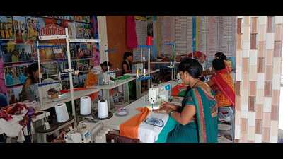 Women busy making Tricolours in Prayagraj. (HT photo) Women busy making Tricolours in Prayagraj. (HT photo)