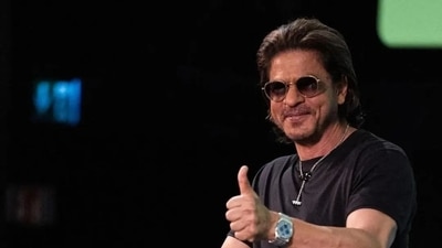 When a fan asked how the famous pose was created, Shah Rukh got up to demonstrate and said, "Back in the day, we used to do what is called a 'dip', as a part of the choreography, and I tried very hard to do it for a dance I had to do, but on the day, I was told that I looked bad doing that and this choreographer asked me to stretch my arms instead, it is really nothing more." When a fan asked how the famous pose was created, Shah Rukh got up to demonstrate and said, "Back in the day, we used to do what is called a 'dip', as a part of the choreography, and I tried very hard to do it for a dance I had to do, but on the day, I was told that I looked bad doing that and this choreographer asked me to stretch my arms instead, it is really nothing more."