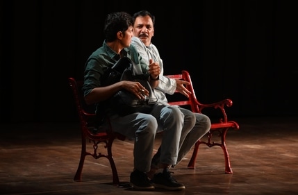 Sumeet Vyas and Shubrajyoti Barat during the play (Deepak Gupta/HT)