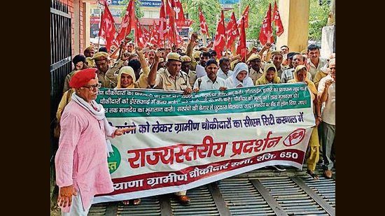 A delegation of ‘gramin watchmen’ marching to the district secretariat in Karnal. (HT File) A delegation of ‘gramin watchmen’ marching to the district secretariat in Karnal. (HT File)