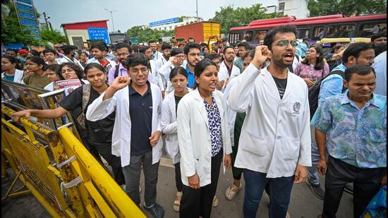 Doctors from AIIMS protest in the Capital on Monday. (Sanchit Khanna/HT Photo)