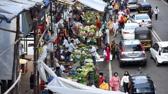 Mumbai, India - September 01, 2021: Hawkers sell fruits and vegetables. (Photo by Vijay Bate/HT Photo) (HT PHOTO)