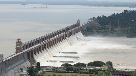 The chain of a crest gate of the Tungabhadra dam broke, leading to the release of huge amount of water, causing a flood risk in Karnataka and Andhra Pradesh. (PTI Photo)(PTI)