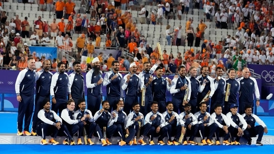 The Indian men's hockey team with their bronze medal at the 2024 Paris Olympics. It makes the first time that they have won consecutive Games medals since they won bronze at the 1968 and 1972 Olympics. (AP)