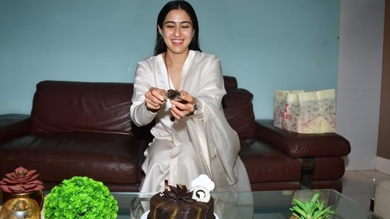 Sara Ali Khan celebrates her birthday with paparazzi, cuts cake and distributes sweets. Watch