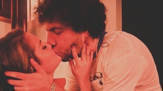 Selena Gomez kisses Benny Blanco in a new picture