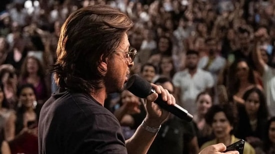 Like always, King Khan left the audience in awe with his everlasting charm. Several visuals from the festival surfaced online in which SRK was seen making the crowd go crazy with his presence.