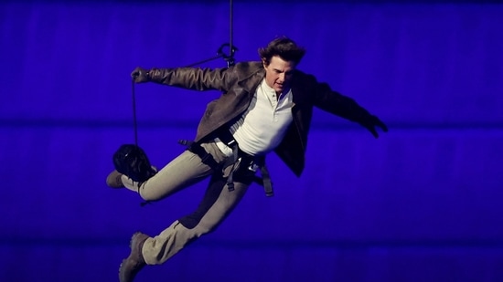 https://www.mobilemasala.com/film-gossip/Tom-Cruise-leaves-from-top-at-Paris-Olympics-stadium-skydive-over-Hollywood-Hills-to-mark-2028-LA-edition-Watch-i289493