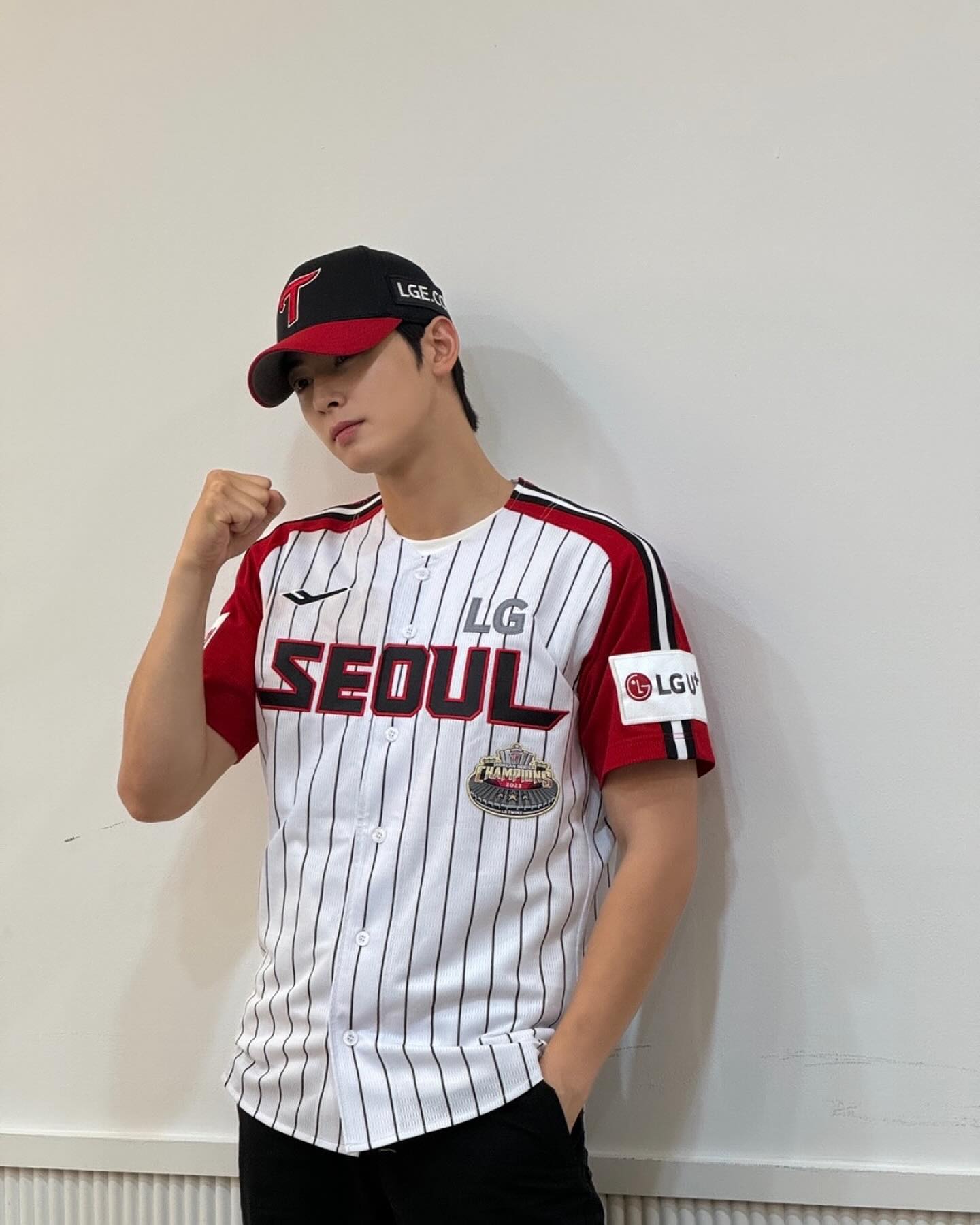 ASTRO Cha Eun Woo takes the internet by storm with striking photos