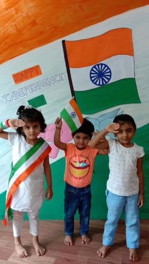 Children celebrate Independence Day in school.