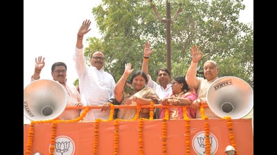 The Mayor announced that each councillor would initially submit proposals for ₹50 lakh worth of works, including road construction, drain building, street lighting, and water works, to complete them before Diwali. (Sakib Ali/HT Photo) The Mayor announced that each councillor would initially submit proposals for ₹50 lakh worth of works, including road construction, drain building, street lighting, and water works, to complete them before Diwali. (Sakib Ali/HT Photo)