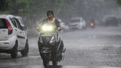 Commuters step out during evening rain at sector 12, in Noida, India, on Sunday, August 04, 2024. (Photo by Sunil Ghosh / Hindustan Times) Commuters step out during evening rain at sector 12, in Noida, India, on Sunday, August 04, 2024. (Photo by Sunil Ghosh / Hindustan Times)